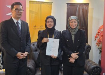 PENGARAH  syarikat Vdare Healthy & Beauty, Noor Addina Yusof (tengah) bersama Peguam Bela dan Penguan Cara, Datuk Adnan Seman (kiri) dan Azreen Azmi menunjukkan surat pengesahan rasmi daripada Kementerian Kesihatan Malaysa (KKM) mengenai produk VS'lim keluaran syarikatnya.