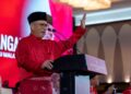 RONALD Kiandee ketika berucap pada sesi pengulunggan PAT Bersatu 2025 di Pusat Konvensyen IDCC, Shah Alam, Selangor hari ini-UTUSAN/ SADDAM YUSOFF