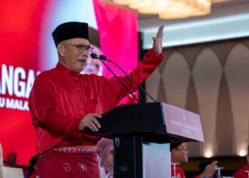 RONALD Kiandee ketika berucap pada sesi pengulunggan PAT Bersatu 2025 di Pusat Konvensyen IDCC, Shah Alam, Selangor hari ini-UTUSAN/ SADDAM YUSOFF