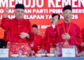 MUHYIDDIN Yassin bersama Hamzah Zainuddin pada Perhimpunan Agung Tahunan Bersatu di Shah Alam hari ini.-UTUSAN/SADDAM YUSOFF