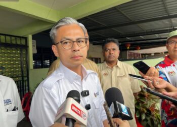 Fahmi ditemui dalam sidang media selepas menyampaikan sumbangan Tabung Kasih @HAWANA. GAMBAR/NASRAWATI SYARIFUDDIN
