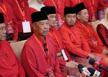 MUHYIDDIN Yassin pada sidang akhbar selepas penutupan Perhimpunan Agung Tahunan (PAT) Bersatu kelapan 2025 di Shah Alam hari ini.-UTUSAN/SADDAM YUSOFF