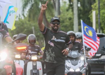 AHMED Faisal Mohd. Lazim ketika tiba di Padang Kota, George Town, Pulau Pinang selepas menamatkan misi berjalan kaki pantas atau 'brisk walk' sejauh 68km di Padang Kota, George Town, Pulau Pinang semalam.-UTUSAN/DANIAL SAAD