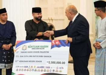 TUNKU Mahkota Ismail (dua, kiri) menyampaikan cek cura berjumlah RM2.5 juta kepada wakil Palestin selepas tamat majlis solat hajat di Masjid Sultan Abu Bakar, Johor Bahru, semalam.
