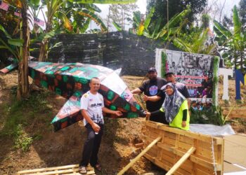 HIASAN kreatif jet pejuang yang dihasilkan penduduk Jalan 2/1 Taman Mayang Sari, Senawang membolehkan mereka muncul juara Pertandingan Hiasan Ceria Lorong sempena sambutan Hari Kebangsaan ke-68 dan Hari Malaysia 2025-UTUSAN /NUR SHARIEZA ISMAIL.
