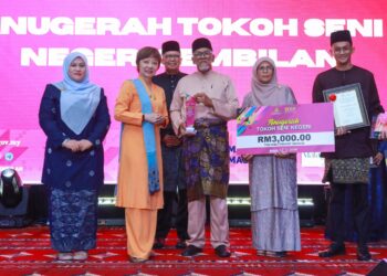 AHMADRASHIDI Hasan (tiga dari kanan) menerima Anugerah Tokoh Seni Negeri Sembilan yang disampaikan oleh Pengerusi Jawatankuasa Bertindak Pelancongan, Kesenian dan Kebudayaan Negeri Sembilan, Nicole Tan Lee Koon (dua dari kiri) pada Majlis Anugerah Seni Negeri Sembilan 2025 di Seremban, kelmarin.