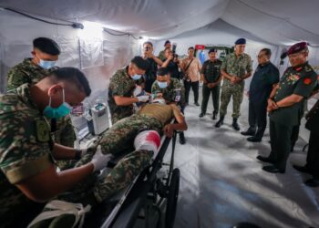 Khaled Nordin melaksanakan Lawatan Kerja ke Markas Pemerintahan Medan Barat Tentera Darat di Kem Perdana Sungai Besi, Kuala Lumpur.