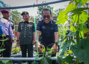 Khaled Nordin melaksanakan Lawatan Kerja ke Markas Pemerintahan Medan Barat Tentera Darat di Kem Perdana Sungai Besi, Kuala Lumpur.