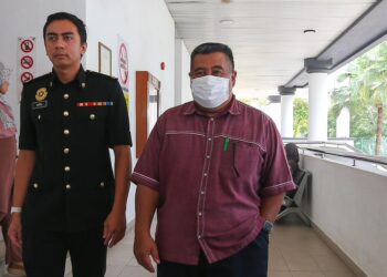 MOHD. Saim Kasan dibawa ke mahkamah kerana menyalahgunakan kedudukan sebagai pembantu tadbir di Mahkamah Sesyen Alor Setar, hari ini.