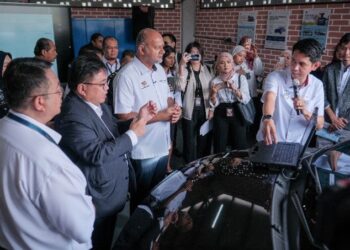GOBIND Singh Deo mendengar keterangan oleh pegawai Cybersecurty Malaysia mengenai 'Cam Kenderaan' pada Majlis Peluncuran Makmal Forensik Kenderaan Cybersecurity Malaysia di pekarangan Menara Cyber Axis, Cyberjaya, hari ini. - UTUSAN/FAIZ ALIF ZUBIR