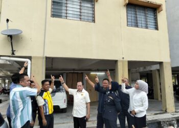 AHMAD Maslan (tengah) meninjau Kuarters Polis Daerah Segamat yang terkesan akibat gempa bumi lemah di Segamat baru-baru ini