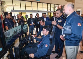 AYOB Khan ketika melawat reruai Kecerdasan Buatan (Ai) pada majlis perasmian Simposium Sains Forensik Kebangsaan ke-6 Untuk Penguatkuasaan Undang-Undang di Maktab Polis Diraja Malaysia di sini, hari ini. - UTUSAN/SYAKIR RADIN