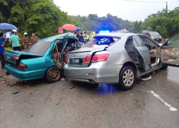 SEORANG lelaki maut selepas kereta dipandu dirempuh sebuah kereta dinaiki lima remaja yang ke semuanya berusia 17 tahun yang terbabas di Kilometer 165 Jalan Johor Bahru-Seremban.
