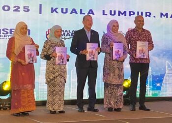 FADILLAH Yusof (tengah) ketika merasmikan pelancaran Pelan Tindakan Kebangsaan Mengenai Wanita, Keamanan dan Keselamatan dan Sidang Kemuncak Wanita, Keamanan dan Keselamatan ASEAN 2025 di ibu negara , hari ini.