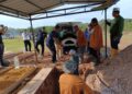 JENAZAH dua beradik dikebumikan di Tanah Perkuburan Islam Maqbarah Salimah, Taman Intan Perdana, Negeri Sembilan hari ini. - UTUSAN/NOR AINNA HAMZAH