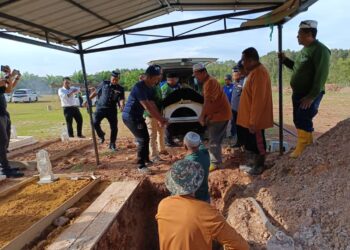 JENAZAH dua beradik dikebumikan di Tanah Perkuburan Islam Maqbarah Salimah, Taman Intan Perdana, Negeri Sembilan hari ini. - UTUSAN/NOR AINNA HAMZAH