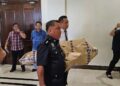 PATUNG simulasi jatuhan berkait kematian pelajar tingkatan satu, Allahyarham Zara Qairina Mahathir dibawa ke Mahkamah Koroner Kota Kinabalu hari ini.