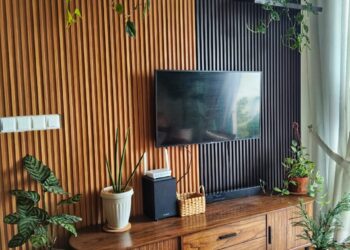 elemen kayu dan tumbuhan hijau dipadukan pada ruang utama kediaman sesuai konsep Wabi-Sabi Tropikal.