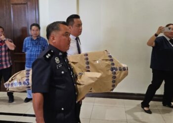 MAIDON Bernados membawa patung yang digunakan dalam simulasi jatuhan berkait kematian Zara Qairina pada inkues kematian pelajar tingkatan satu itu di Mahkamah Koroner Kota Kinabalu, Sabah hari ini. -UTUSAN/SUWARNI MOKHTAR