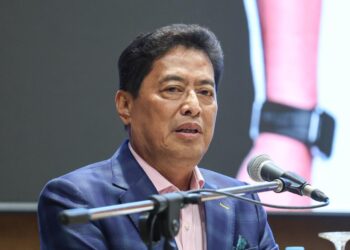 AZAM Baki berucap pada Majlis Menandatangani Memorandum Persefahaman (MoU) antara Angkasa dan Suruhanjaya Pencegahan Rasuah Malaysia (SPRM) di Auditorium Angkasa, Kelana Jaya di sini hari ini. - UTUSAN/AMIR KHALID