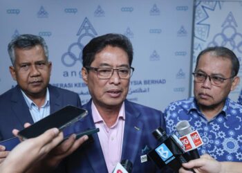 AZAM Baki ketika ditemui
pemberita pada sidang akhbar selepas Majlis Menandatangani Memorandum Persefahaman (MoU) antara SPRM dan Angkatan Koperasi Malaysia (ANGKASA) di Wisma Ungku A Aziz di sini hari ini.