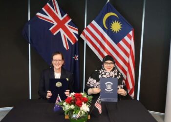 ANIS Rizana Mohd. Zainudin bersama Christine Stevenson menandatangani Perjanjian Pengiktirafan Bersama (MRA) dalam memperkukuhkan hubungan perdagangan dua negara ini sebagai rakan utama di rantau Indo-Pasifik, semalam.