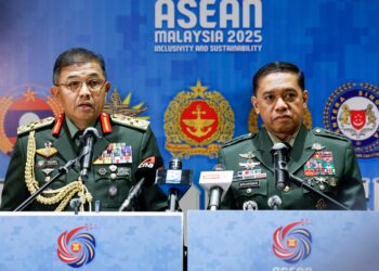 MOHD. Nizam Jaafar dan Panglima Angkatan Tentera Filipina, Romeo S Brawner Jr Pa pada Mesyuarat Panglima Angkatan Tentera ASEAN ke-22, di Hotel Intercontinental, di sini hari ini. - UTUSAN/SHIDDIEQIIN ZON