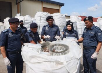 ROHAIZAD Ali (tengah) menunjukkan sebahagian daripada sekerap logam yang dirampas ketika sidang akhbar di Stor Penguatkuasaan Kastam Bagan Jermal, Butterworth, Pulau Pinang hari ini.-UTUSAN/DANIAL SAAD
