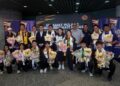 Menteri Belia dan Sukan, Hannah Yeoh(tengah) bersama skuad wushu negara yang memenangi lima emas, satu perak dan dua gangsa sekali gus menjadikan edisi kali ini paling cemerlang buat skuad negara ketika menyambut pulang di Lapangan Terbang Antrabangsa Kuala Lumpur (KLIA) Terminal 1, di sini, hari ini.-UTUSAN/ FAISOL MUSTAFA