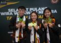 ATLET  wushu negara, Tan Cheong Min (tengah), Si Shin Peng (kiri) dan Lee Jia Rong (kanan) yang memenangi emas Kejuaraan Dunia Wushu 2025 ketika tiba di Lapangan Terbang Antrabangsa Kuala Lumpur (KLIA) Terminal 1, di sini, hari ini.-UTUSAN/FAISOL MUSTAFA