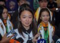 MENTERI Belia dan Sukan, Hannah Yeoh bercakap kepada pemberita selepas menyambut ketibaan skuad wushu negara yang memenangi lima emas, satu perak dan dua gangsa sekali gus menjadikan edisi kali ini paling cemerlang buat skuad negara di Lapangan Terbang Antrabangsa Kuala Lumpur (KLIA) Terminal 1, di sini, hari ini.-UTUSAN/FAISOL MUSTAFA