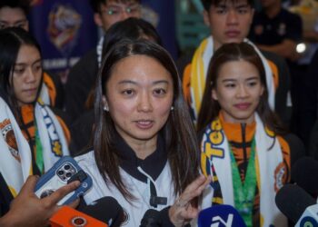 MENTERI Belia dan Sukan, Hannah Yeoh bercakap kepada pemberita selepas menyambut ketibaan skuad wushu negara yang memenangi lima emas, satu perak dan dua gangsa sekali gus menjadikan edisi kali ini paling cemerlang buat skuad negara di Lapangan Terbang Antrabangsa Kuala Lumpur (KLIA) Terminal 1, di sini, hari ini.-UTUSAN/FAISOL MUSTAFA