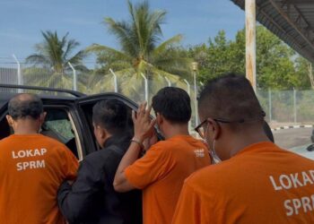 LIMA individu dibawa ke Mahkamah Sesyen Segamat hari ini bagi tujuan permohonan reman untuk disiasat selepas disyaki bersubahat mengemukakan dokumen butiran palsu bagi memperoleh bayaran berkaitan tuntutan bekalan lembu pada 2023.