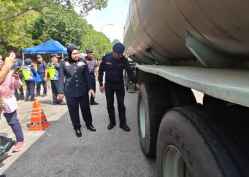 SITI ZARINA mengetuai pemeriksaan Operasi Khas Gempur Kenderaan Perdagangan di Hentian Rehat dan Rawat (R&R) Jejantas Ayer Keroh dekat Lebuh Raya Utara-Selatan (arah utara) di Alor Gajah hari ini. - UTUSAN/AMRAN ALI.
