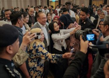 ANWAR Ibrahim beramah mesra selepas merasmikan Persidangan Antarabangsa Sains Sosial dan Kemanusiaan ke-9 (ICOSH 2025) di Putrajaya. - UTUSAN/FAIZ ALIF ZUBIR