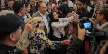 ANWAR Ibrahim beramah mesra selepas merasmikan Persidangan Antarabangsa Sains Sosial dan Kemanusiaan ke-9 (ICOSH 2025) di Putrajaya. - UTUSAN/FAIZ ALIF ZUBIR