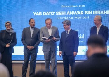 ANWAR Ibrahim melihat buku ICOSH 2025 pada Persidangan Antarabangsa Sains Sosial dan Kemanusiaan ke-9 (ICOSH 2025) di Putrajaya. - UTUSAN/FAIZ ALIF ZUBIR