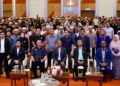 ZAMBRY Abdul Kadir bergambar bersama 400 pelajar yang akan melanjutkan pelajaran ke luar negara sempena Program Karisma Antarabangsa: Kenegaraan Malaysia Madani di Kementerian Pendidikan Tinggi.