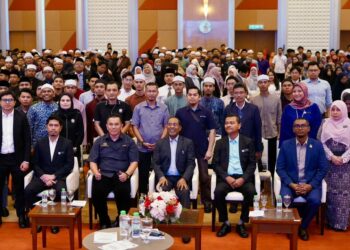 ZAMBRY Abdul Kadir bergambar bersama 400 pelajar yang akan melanjutkan pelajaran ke luar negara sempena Program Karisma Antarabangsa: Kenegaraan Malaysia Madani di Kementerian Pendidikan Tinggi.