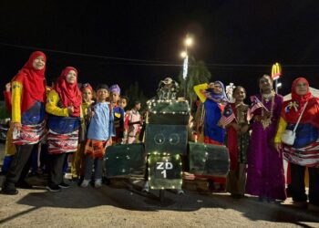 MURID-murid dan guru bergambar bersama pada Majlis Penutupan Bulan Kebangsaan Peringkat STB yang berlangsung di Dewan Sivik, Arau, Perlis. – UTUSAN/MOHD. HAFIZ ABD. MUTALIB