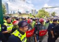POLIS sedang mengawal keadaan di Kampung Sungai Baru, Kuala Lumpur berikutan kerja-kerja pengusiran baki penduduk kelmarin.