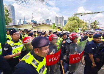 POLIS sedang mengawal keadaan di Kampung Sungai Baru, Kuala Lumpur berikutan kerja-kerja pengusiran baki penduduk hari ini.