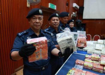 WAN Jamal Abdul Salam Wan Long (kiri) bersama pegawai menunjukkan rampasan syabu semasa sidang media di Kota Bharu, Kelantan hari ini-UTUSAN/KAMARUL BISMI KAMARUZAMAN