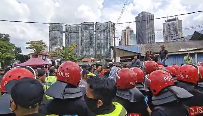 Ada penduduk baling batu, polis arah bersurai 1 WhatsApp Image 2025 09 11 at 12.20.08 PM