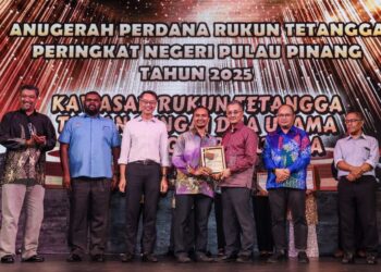 MOHAMAD Abdul Hamid (tiga dari kanan) ketika menyampaikan Anugerah Perdana Rukun Tetangga kepada KRT Taman Sungai Dua Utama yang diwakili Timbalan Pengerusinya, Dr. Rozaini Othman pada Majlis Sambutan Jubli Emas Rukun Tetangga Peringkat Negeri Pulau Pinang di Machang Bubok, Bukit Mertajam, Pulau Pinang.-UTUSAN/DANIAL SAAD