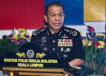 Ketua Polis Negara, Datuk Seri Mohd Khalid Ismail ketika berucap semasa menyempurnakan gimik penutupan pada Majlis Penutup 6th National Forensic Science Symposium For Law Enforcement (NAFSLE) 2025 di Maktab PDRM KL di sini, hari ini.-UTUSAN/ISKANDAR ISHAK