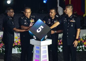 Ketua Polis Negara, Datuk Seri Mohd Khalid Ismail (dua dari kiri), Timbalan ketua Polis Negara, Tan Sri Ayob Khan Mydin Pitchay (dua dari kanan), Pengarah Jabatan Siasatan Jenayah, Datuk M. Kumar (kiri) dan Timbalan Pengarah (Forensik/Perancangan Strategik) JSJ Bukit Aman, Datuk Dennis Lim (kanan) ketika menyempurnakan gimik penutupan pada Majlis Penutup 6th National Forensic Science Symposium For Law Enforcement (NAFSLE) 2025 di Maktab PDRM KL di sini, hari ini. -UTUSAN/ISKANDAR ISHAK