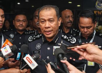 Ketua Polis Negara, Datuk Seri Mohd Khalid Ismail  bersama pemberita selepas menyempurnakan gimik penutupan pada Majlis Penutup 6th National Forensic Science Symposium For Law Enforcement (NAFSLE) 2025 di Maktab PDRM KL di sini, hari ini. -UTUSAN/ISKANDAR ISHAK