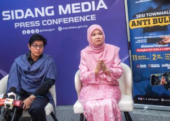 FADHLINA Sidek pada sidang akhbar selepas Sesi Townhall Anti Buli di Putrajaya. - UTUSAN/ FAISOL MUSTAFA