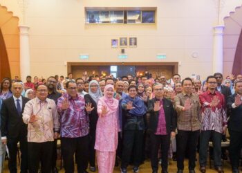 AZALINA Othman Said bersama Fadhlina Sidek dan Fahmi Fadzil bergambar selepas Sesi Townhall Anti Buli di Putrajaya. - UTUSAN/FAISOL MUSTAFA